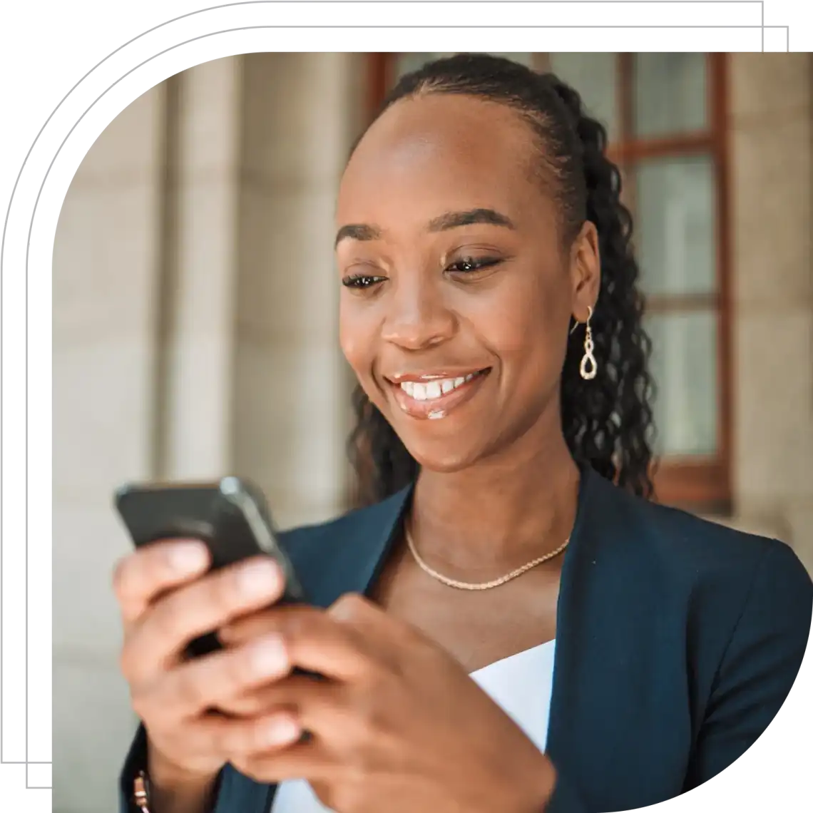 Mulher de negócios segurando um celular