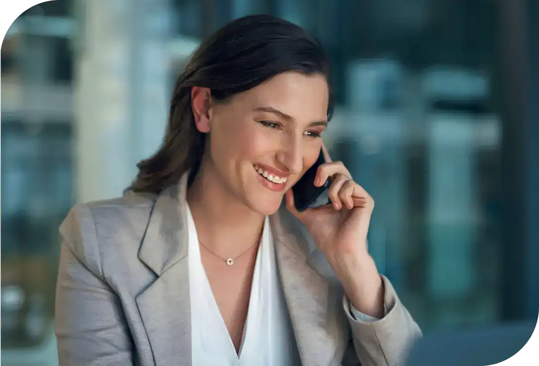 Mulher representando assessora de investimentos sorrindo para camêra