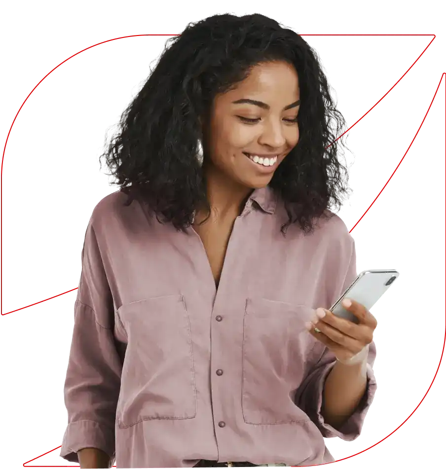 Mulher sorri enquanto segura o celular em uma das mãos