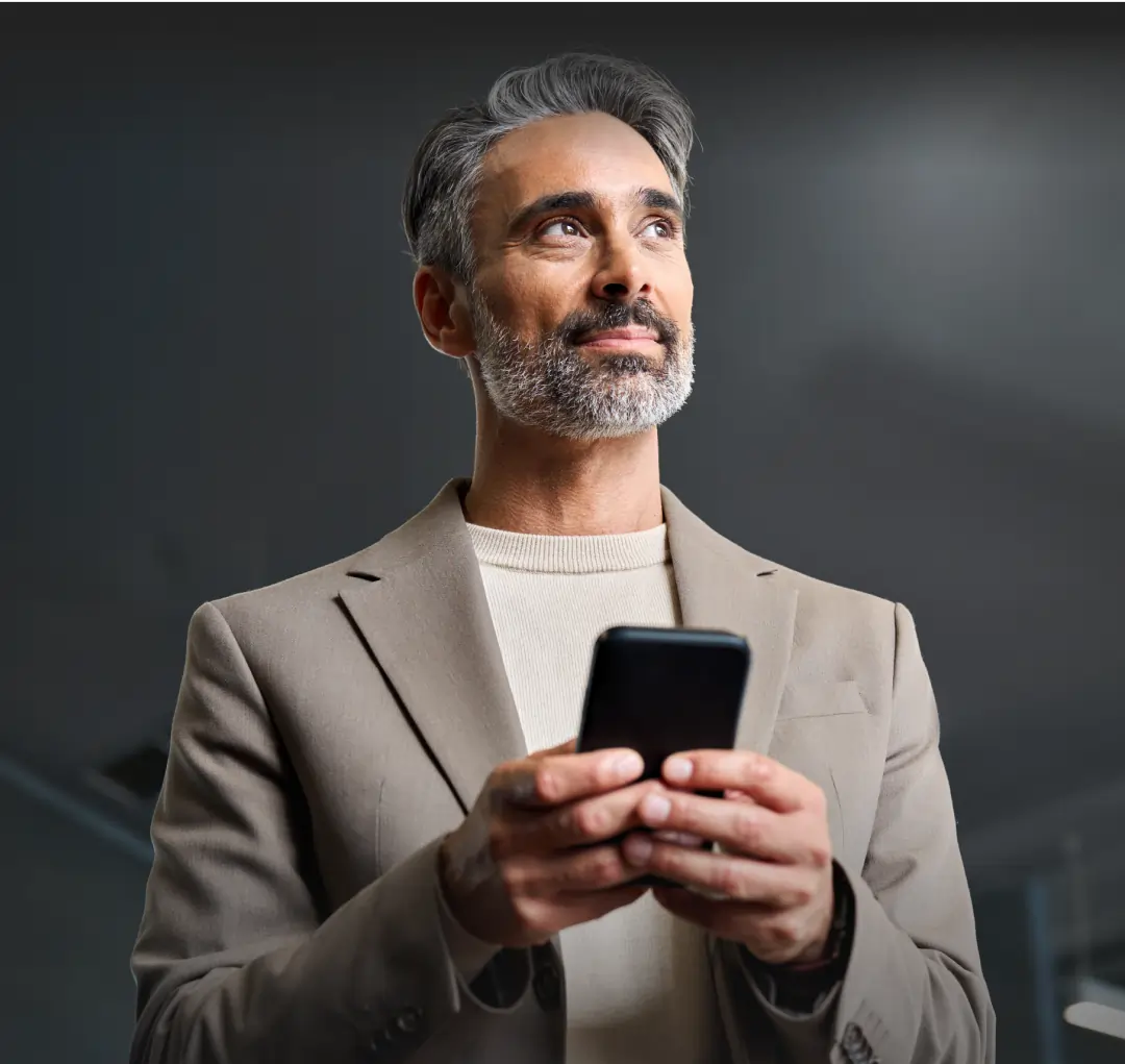 Homem segurando seu celular esperançoso