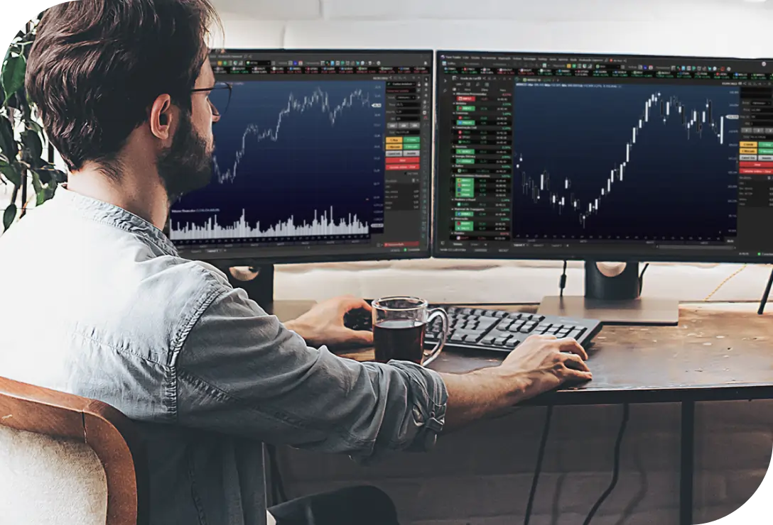 Homem de costas olhando para tela do computador enquanto opera no Profit Toro Trader