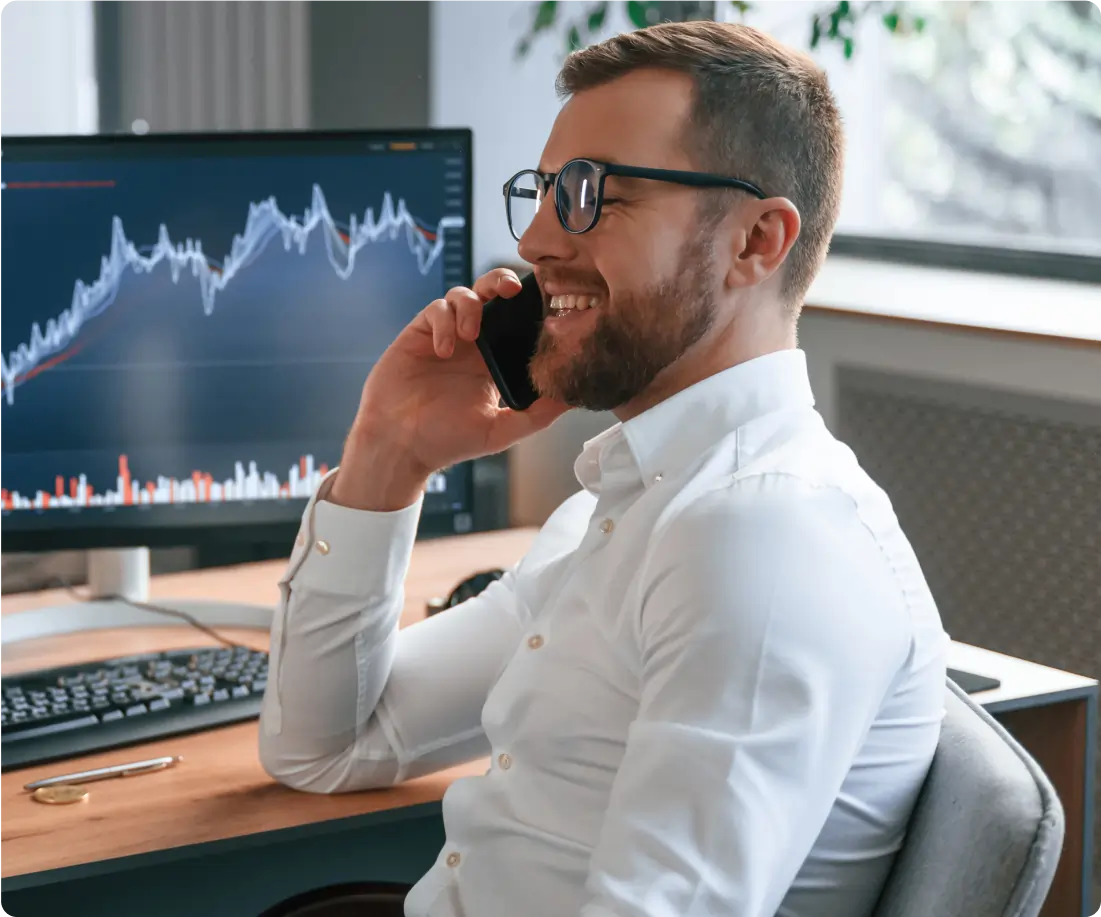 Assessor de investimentos analisa gráficos de ativos no Profit Pro