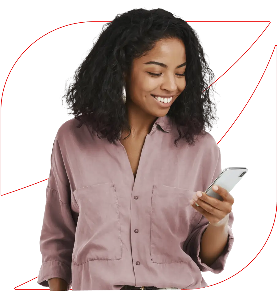 Homem sorri enquanto segura o celular em uma das mãos