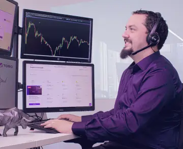 Assessor de investimentos analisa gráficos de ativos no Profit Pro