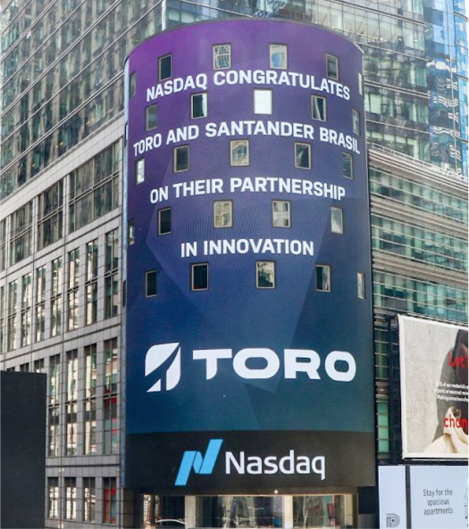 Mensagem da Nasdaq em Wall Street parabenizando Toro e Santander